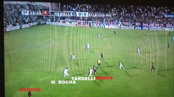 Casco atrai a marcação de Marcos Rocha e Tardelli, deixando Scocco livre na esquerda